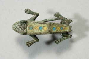 Fíbula de um Sapo, Romano-Celta, do século IV-IV (bronze com incrustações de esmalte)